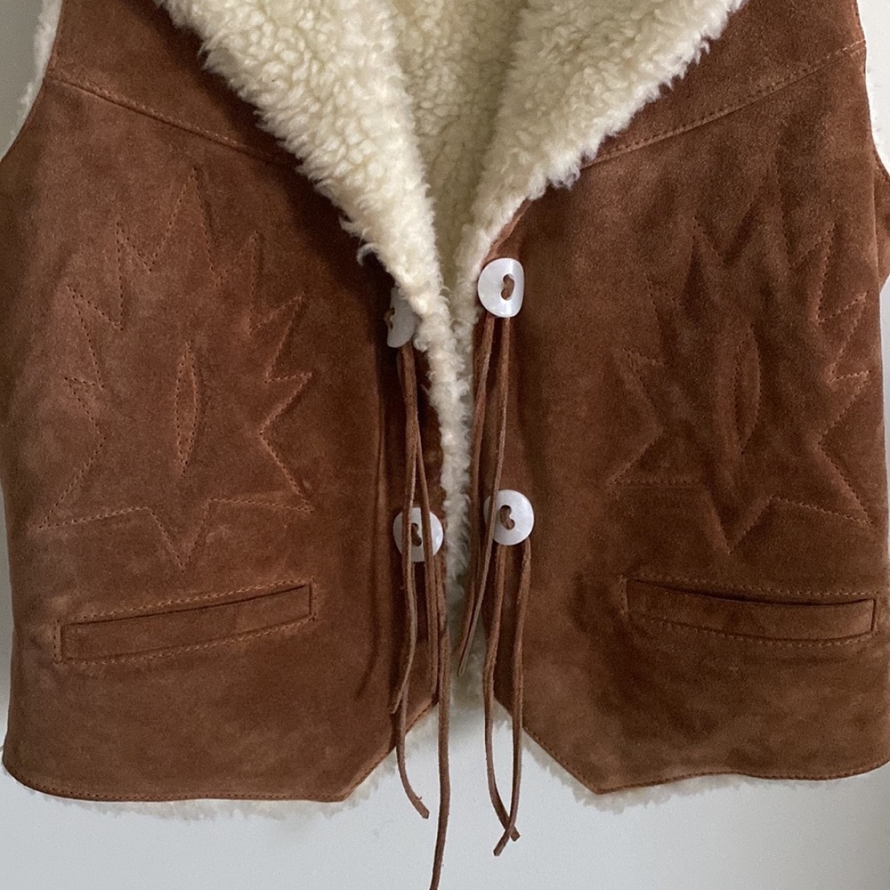 Vintage 70s vibe Wilson's leather suede sherpa lined western print vest - Picture 4 of 10